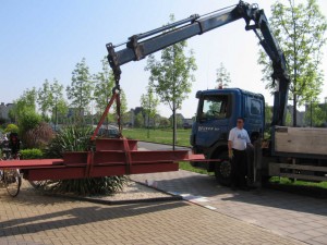 Stalen balken worden gebracht