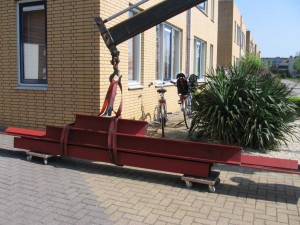Stalen balken worden gelost