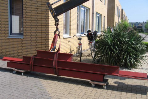 Stalen balken worden gelost