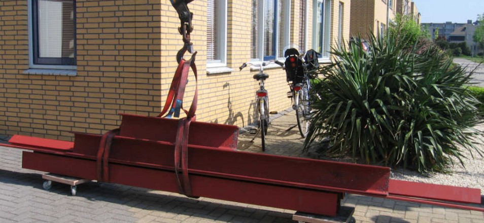 Stalen balken worden gelost